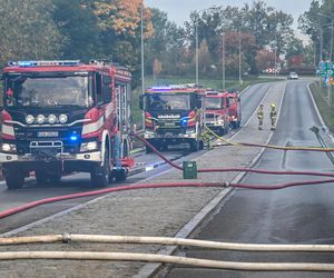 Hala produkcyjna w ogniu! Pożar hali pod Trójmiastem. Zamknięta droga i apel do mieszkańców