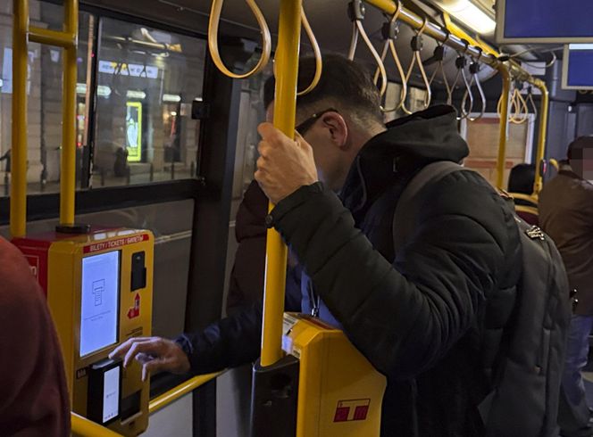 Łukasz Mejza jeździ autobusem