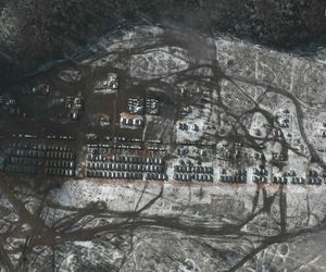 Putin gromadzi sprzęt 50 km od granicy z NATO! Wszystko widać na zdjęciach!