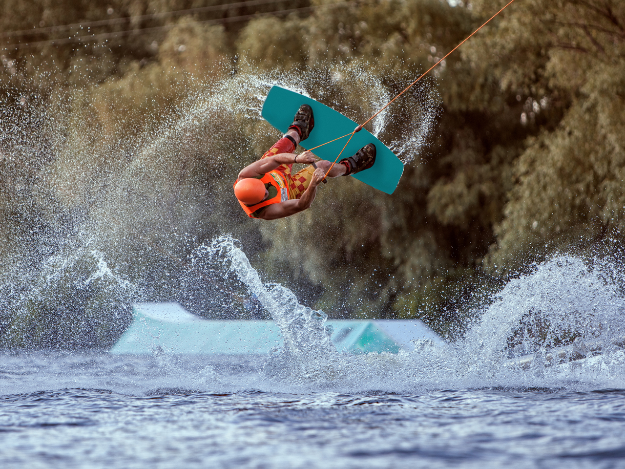 Wakacyjne sporty wodne: zobacz czym różnią się flyboard, wakeboarding i windsurfing