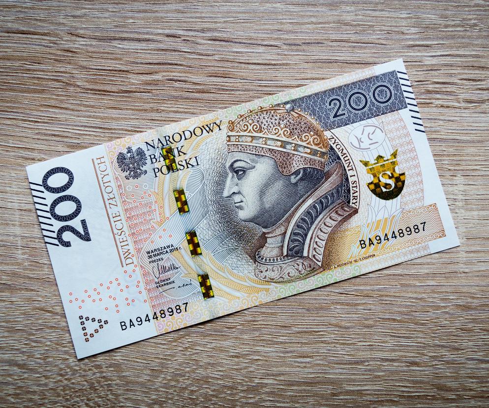 Lubelskie: Nie podnoście banknotów z ziemi! Kolejna seniorka straciła tak kilka tysięcy złotych