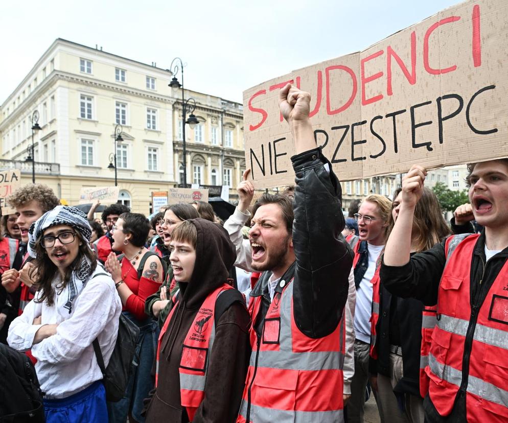 Protest studentów pod bramą Uniwersytetu Warszawskiego 