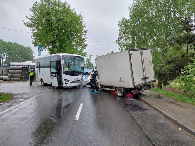 Wypadek śmiertelny pod Krakowem. Autokar zderzył się z dostawczakiem