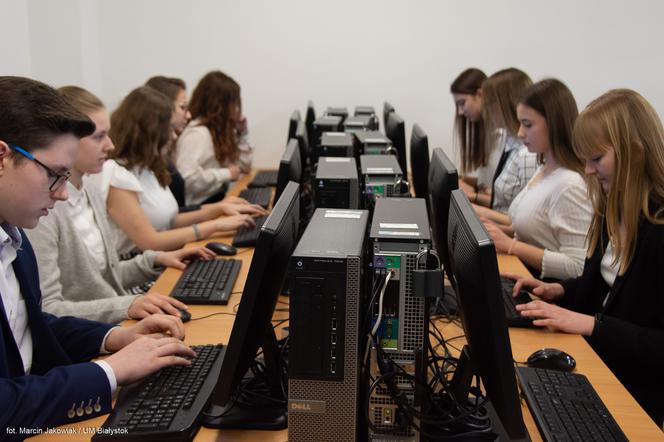 W IV LO w Białymstoku powstały nowe pracownie komputerowe 