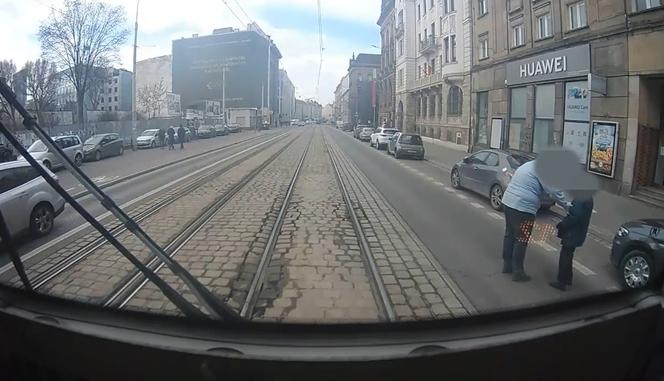 Zatrzymał tramwaj, ściągnął staruszkę z torów i się nią zaopiekował 