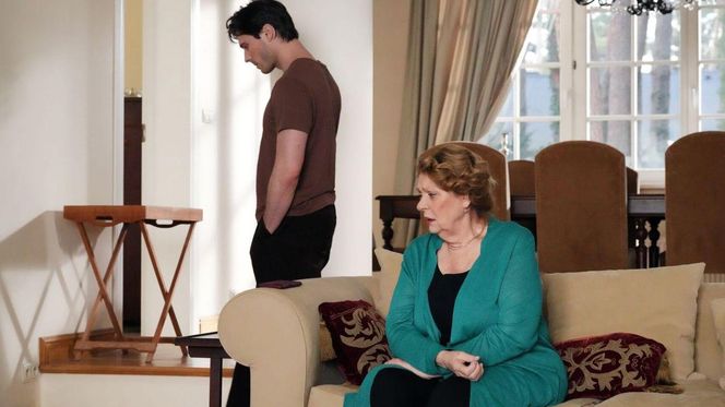 	Barwy szczęścia odc. 3201. Józefina Rawiczowa (Elżbieta Jarosik), Cezary (Marcel Opaliński)