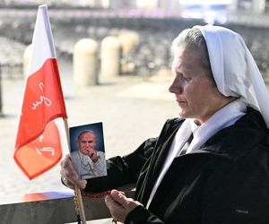 Zło dobrem zwyciężaj. Setki osób czuwały w Watykanie w rocznicę wyboru Jana Pawła II