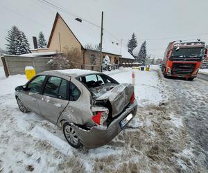 UWAGA! Wypadek w Wąchocku na DK42. Tir wjechał w osobowe Renault