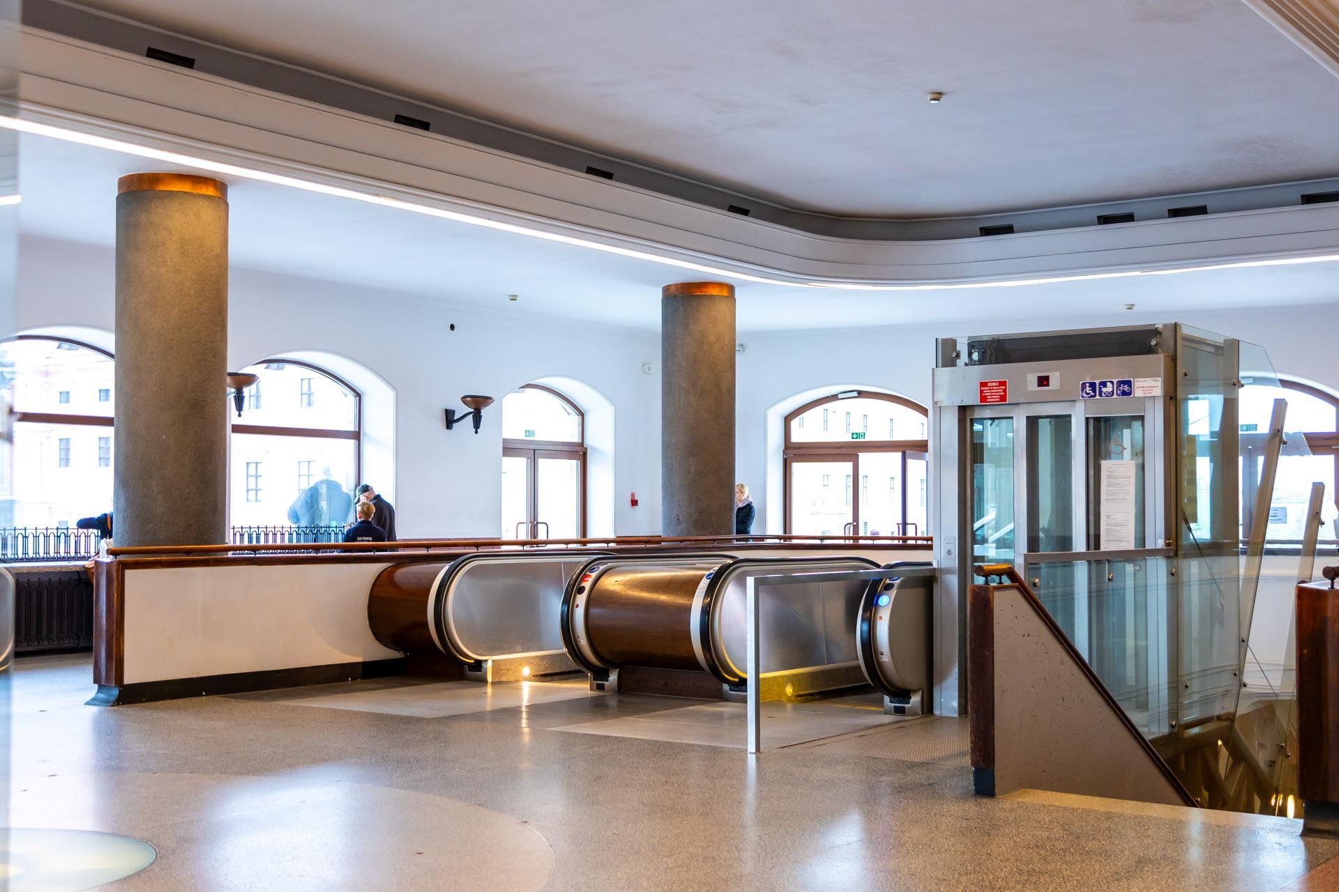 Ruchome schody Trasy W-Z i radziecka tablica sterująca - zobacz zdjęcia wyjątkowego miejsca