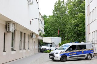Kierowca wjechał w budynek sądu na Bemowie. Miał zakazy prowadzenia