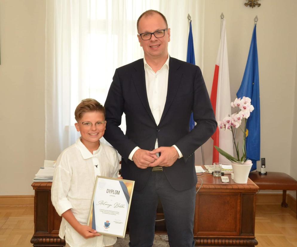 11-letni Antoś z Przemyśla pomógł ratować tonących. Otrzymał dyplom od prezydenta Bakuna