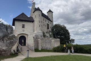 Odbudowane zamki w Polsce – nowa tożsamość czy fałsz historyczny? Jest ich coraz więcej