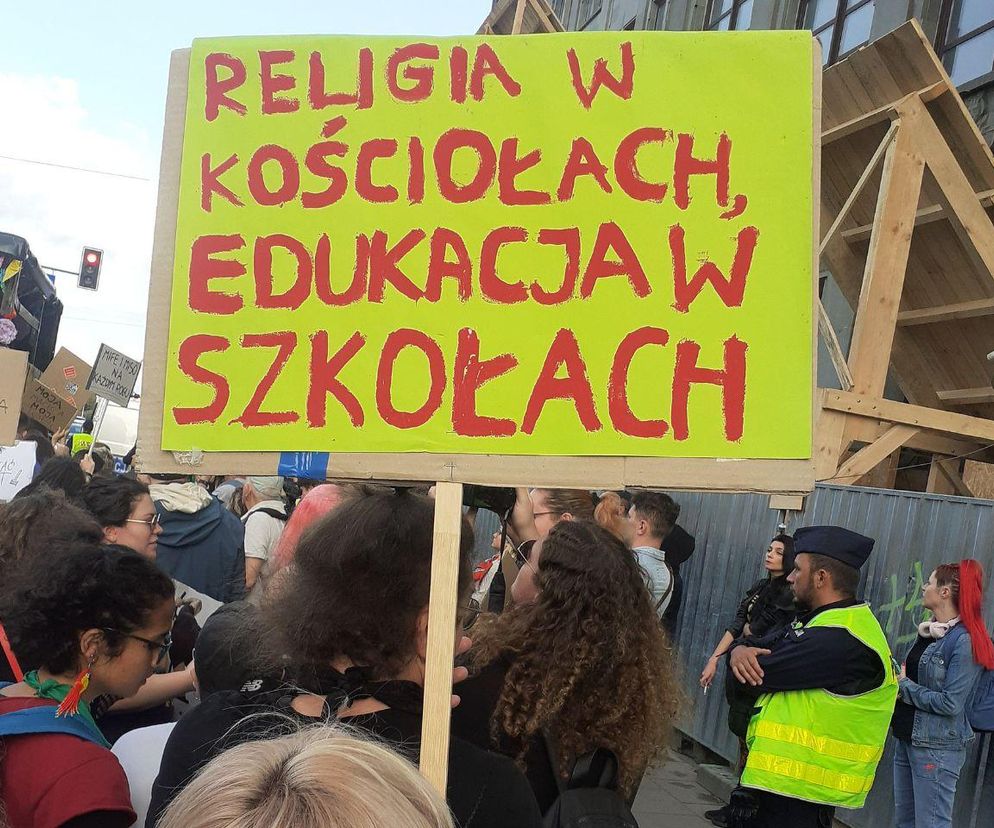 Ponad połowa Polaków chce mniej religii w szkołach. Zobacz wyniki sondażu