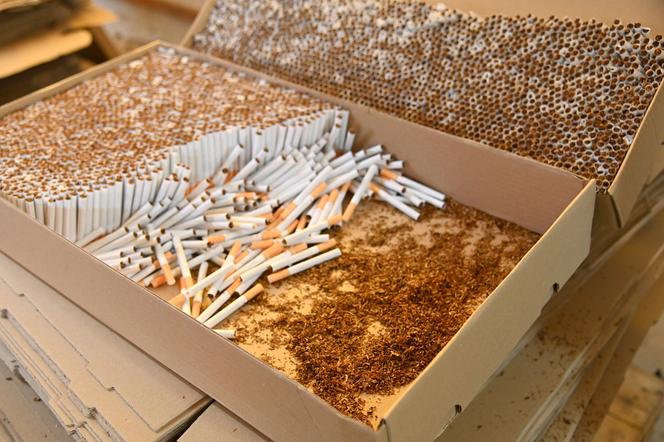 Dziennie mogli wyprodukować nawet 2 mln sztuk papierosów. Wytropili ich funkcjonariusze KAS i CBŚP