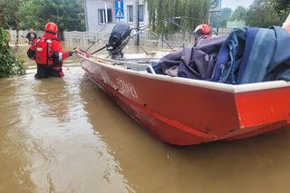 Bohaterscy strażacy z woj. łódzkiego. Sprawdź, ilu z nich ruszyło walczyć z powodzią 