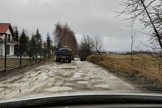 Droga pod Olsztynem dziurawa niczym sito. Mieszkanka osiedla: „Zwykłe wyjście na spacer to wyzwanie”