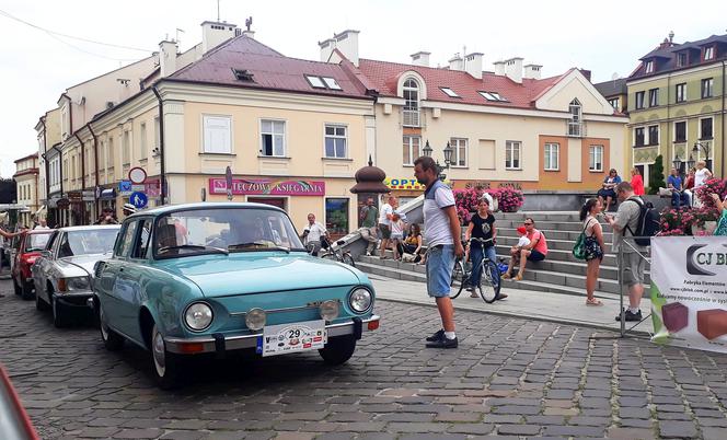 XX Podkarpacki Rajd Pojazdów Zabytkowych - konkurs elegancji na Rynku w Rzeszowie