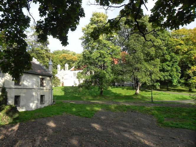 To najpiękniejszy taki pałac w Małopolsce. Jego historia wiąże się z mistyfikacją