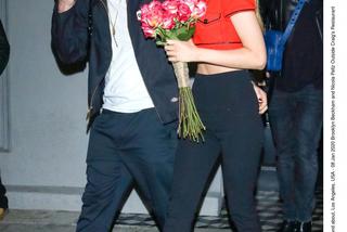 Brooklyn Beckham maluje paznokcie