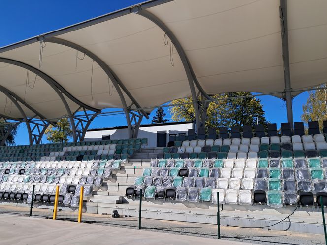 Budowa stadionu w Starachowicach. Na murawie już zielono