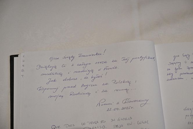 Warszawa żegna papieża Franciszka. Poruszające wpisy w Archikatedrze