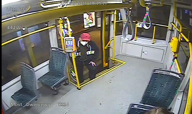 Poznań. Zboczeniec w tramwaju! Policjanci szukają tego mężczyzny