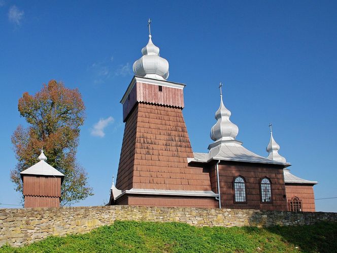 To niewielka wieś w Małopolsce. Słynie z niezwykle pięknej łemkowskiej cerkwi 