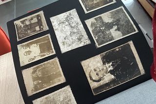 Jak ocalić od zniszczenia stare zdjęcia i dokumenty. Tego uczą podczas warsztatów w Miejskiej Bibliotece Publicznej w Koninie 