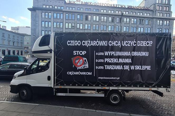 Krzysztof Gonciarz jeździ antyciężarówką po stołecznych ulicach