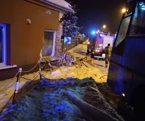 Śnieżyca w powiecie grójeckim. Autobus wjechał w dom