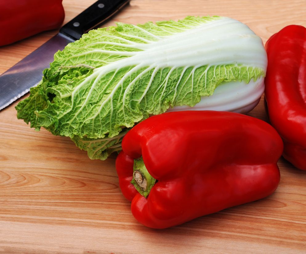 Sałatka z kapusty pekińskiej z papryką i kukurydzą [przepis]