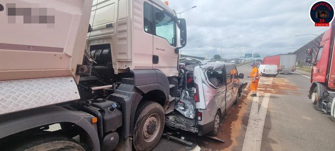 Karambol na S8 w Warszawie. Lądował śmigłowiec LPR. Zderzenie ośmiu pojazdów przed mostem