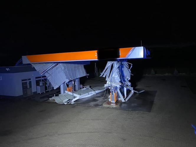 Silny wiatr zerwał dach na stacji benzynowej w Żabnie (powiat śremski)