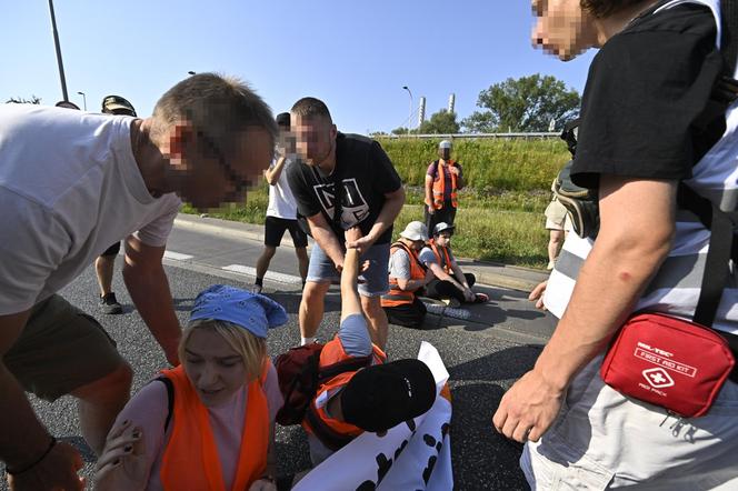  Aktywiści z Ostatniego Pokolenia sparaliżowali ruch. Kierowcy: Ktoś powinien zrobić z nimi porządek!