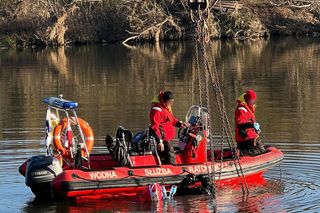 Wypadek we Wrocławiu. Auto wjechało do Odry. Wyciągnięto je po 3 miesiącach [ZDJĘCIA].