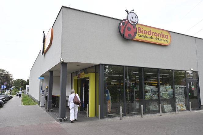 Biedronka w ogniu sporu o pensje