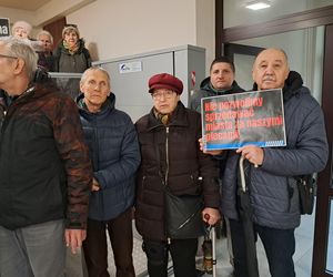 Zebrali prawie dwa tysiące podpisów. Protest przed sesją Rady Miejskiej w Starachowicach