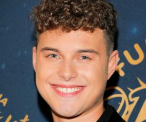 Adam Zdrójkowski złamał przepisy ruchu drogowego pędząc do fryzjera. Aktor sam się wydał