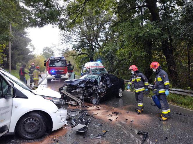 Cztery osoby w szpitalu po wypadku w Librantowej! ZMIAŻDŻONE bmw