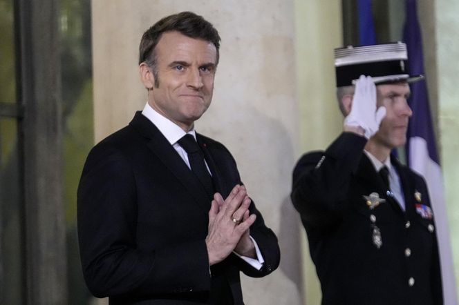Prawda o Macronie ujawniona! Nie zgadniesz, co kupuje hurtowo perfumy i zlewa się nimi w hurtowych ilościach