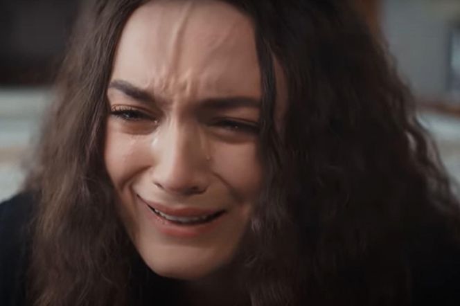 Załamana Nana. Właśnie dowiedziała się, że Idris zamordował Aziza 