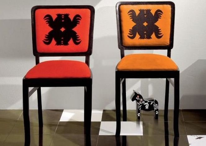 Ludowe dekoracje znowu modne. Szablon kogutki na krzesła i nie tylko