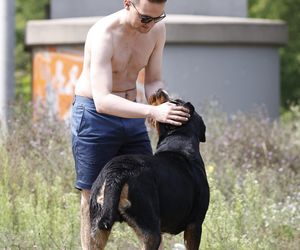 Poseł kąpał się z psem