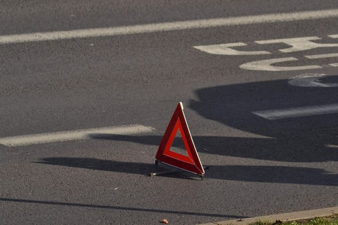 Na A4 autobus uderzył w bariery i dachował. Są poszkodowani