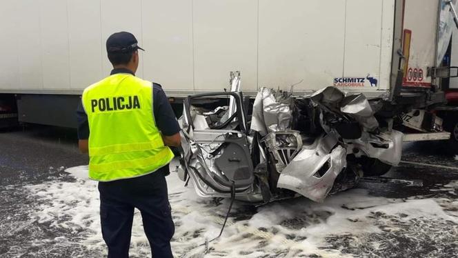 Wypadek na autostradzie A1. Kierowca osobówki zmiażdżony przez TIRy