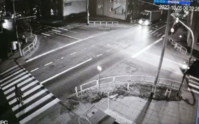 Fatalny wypadek na przejściu w Makowie Mazowieckim! Kierowca opla nie widział pieszego? 