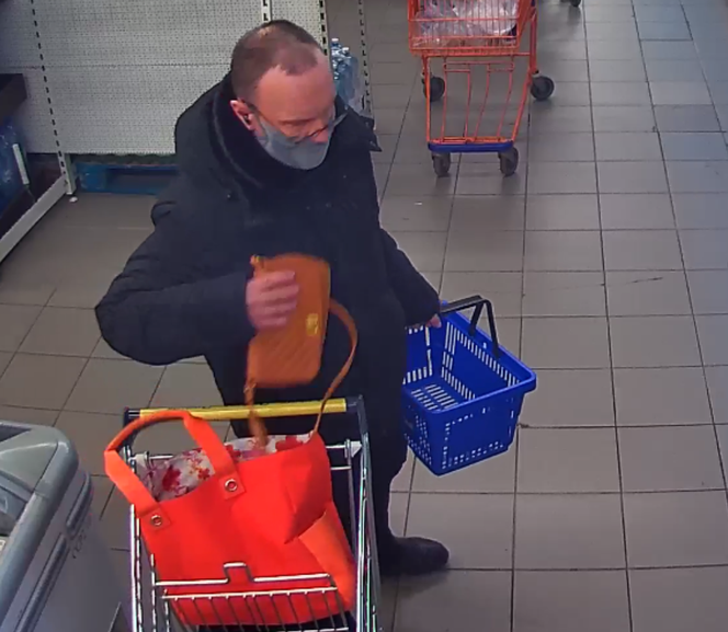 Kraków: ZŁODZIEJ poszukiwany przez policję! Rozpoznajesz go? Zobacz, jak ukradł torebkę 