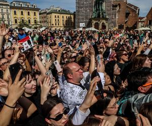 Jared Leto zagrał spontaniczny koncert pod pomnikiem Mickiewicza w Krakowie