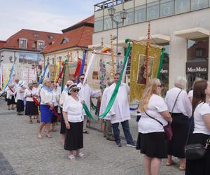 Boże Ciało 2024. Tłumy wiernych przeszły w procesji ulicami Białegostoku