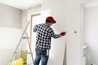 Tapetowanie ścian. Jak samodzielnie przykleić tapetę?